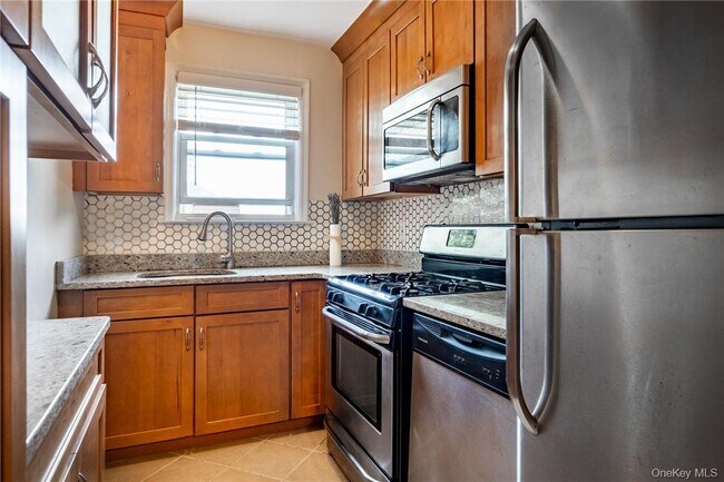 Building Photo - 33 E Grand St