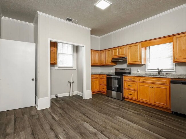 Building Photo - 2121 Nichols Ln