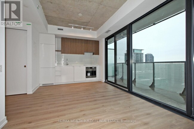 Building Photo - 161-2161 Roehampton Ave
