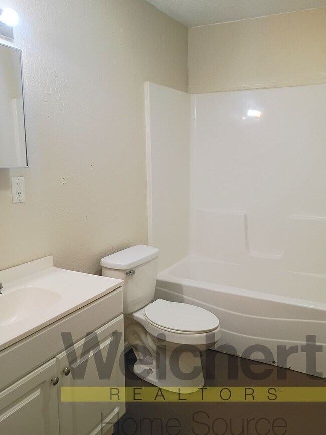 Foto del edificio - Updated 2-Bedroom with Easy Commute