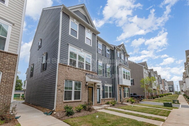 Building Photo - 6122 Cleburne Ct