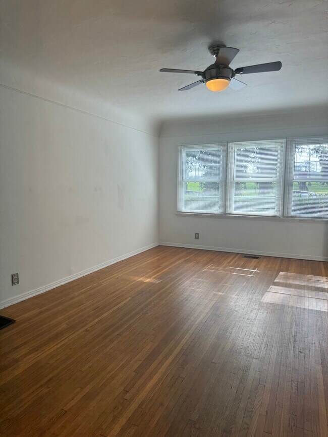 Sala de estar - 8618 McConnell Ave