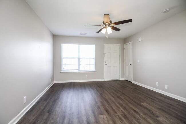 Foto del edificio - 404 Glenmore Ct