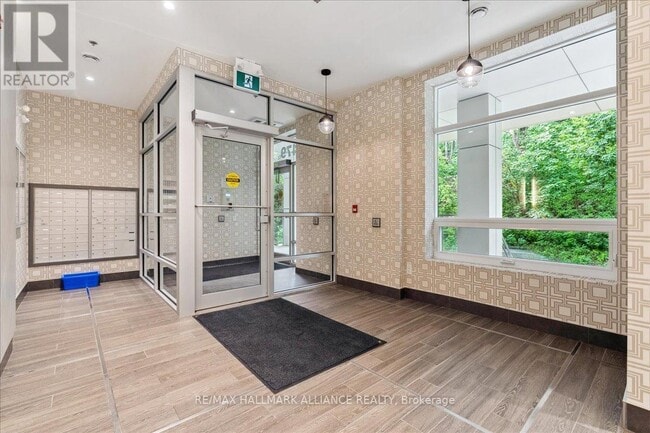 Photo du bâtiment - 479-479 Charlton Ave E