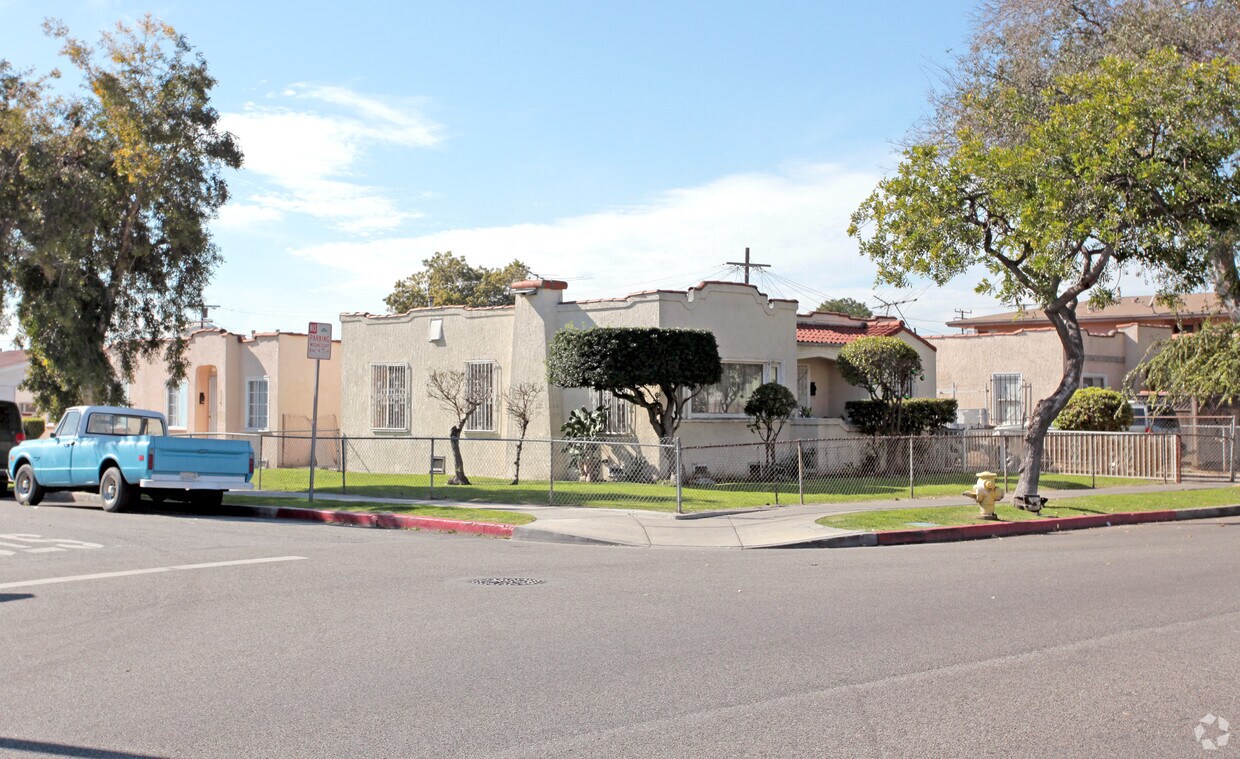 Primary Photo - 8109-8111 Beechwood Ave