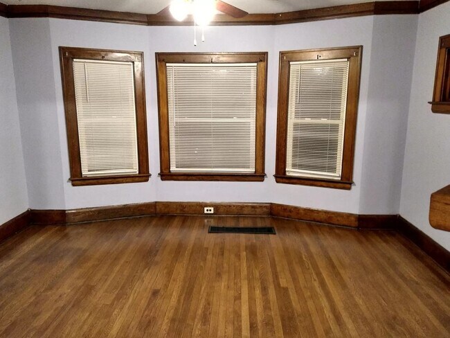 Foto del edificio - 1328 Fry Ave