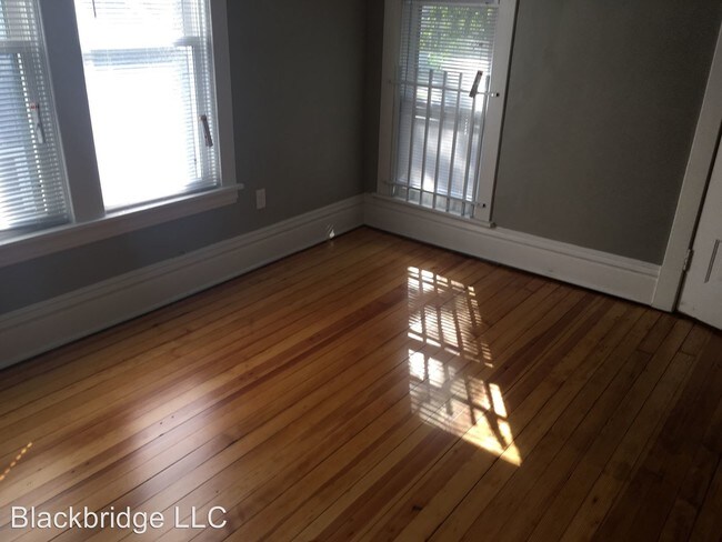 Building Photo - 895 Rose Ave E