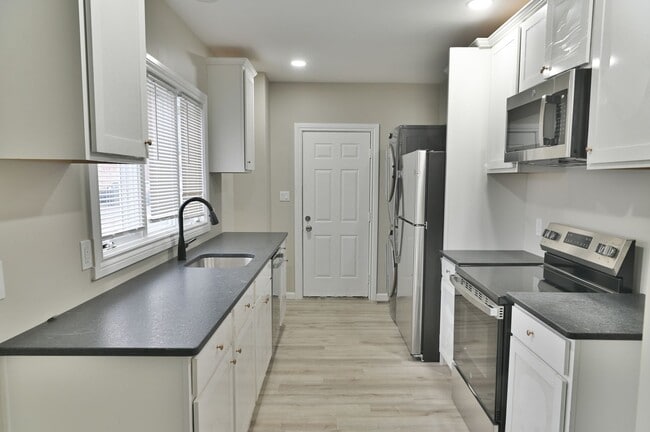 Foto del edificio - Beautifully Renovated 3 Bedroom with Parking