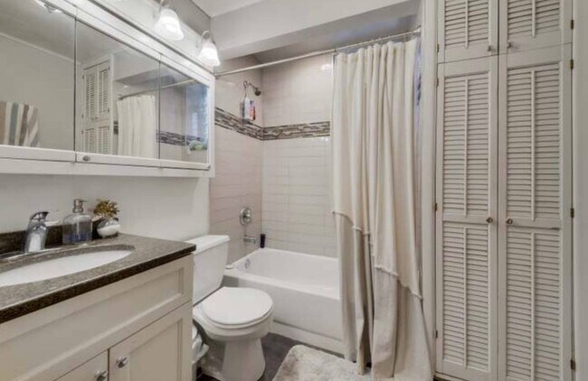 bathroom - 1031 W Wolfram St