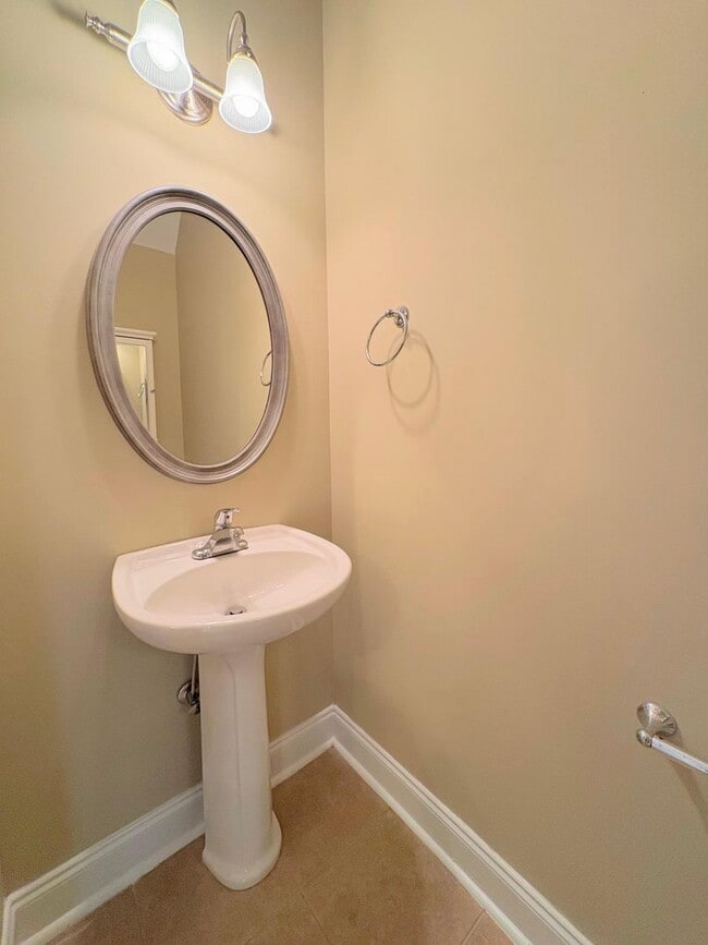 Building Photo - AVAILABLE NOW!  2-bedroom |  2.5-bathroom condo—move-in ready | Easy Access to Downtown Athens