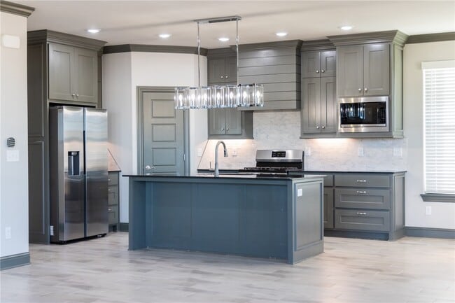 Building Photo - 201 Vicks Cir