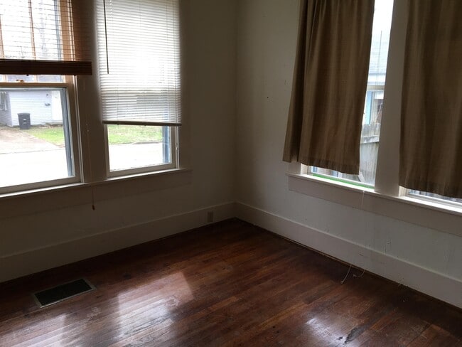 Building Photo - 601 Minden St