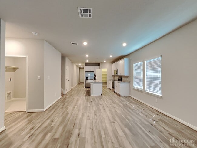 Building Photo - 13551 Paxton Blvd