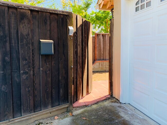 Private Entrance - 10631 Merriman Rd