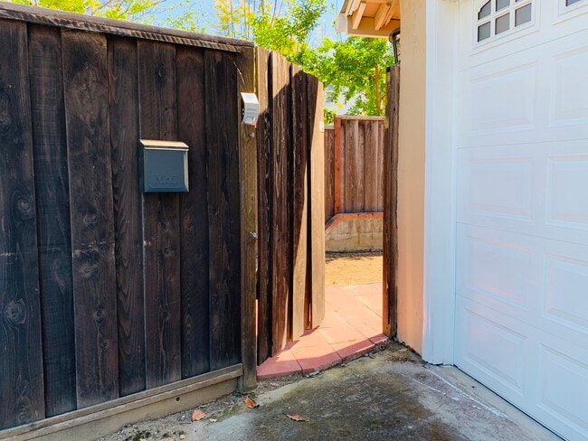 Private Entrance - 10631 Merriman Rd