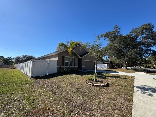 Building Photo - STUNNING 4 Bedroom, 2 Bathroom Home in PORT MALABAR with WASHER and DRYER INCLUDED!!!
