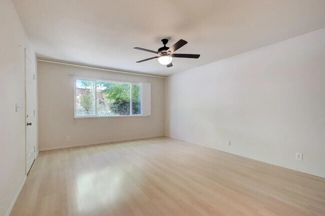 Building Photo - 415 20th St