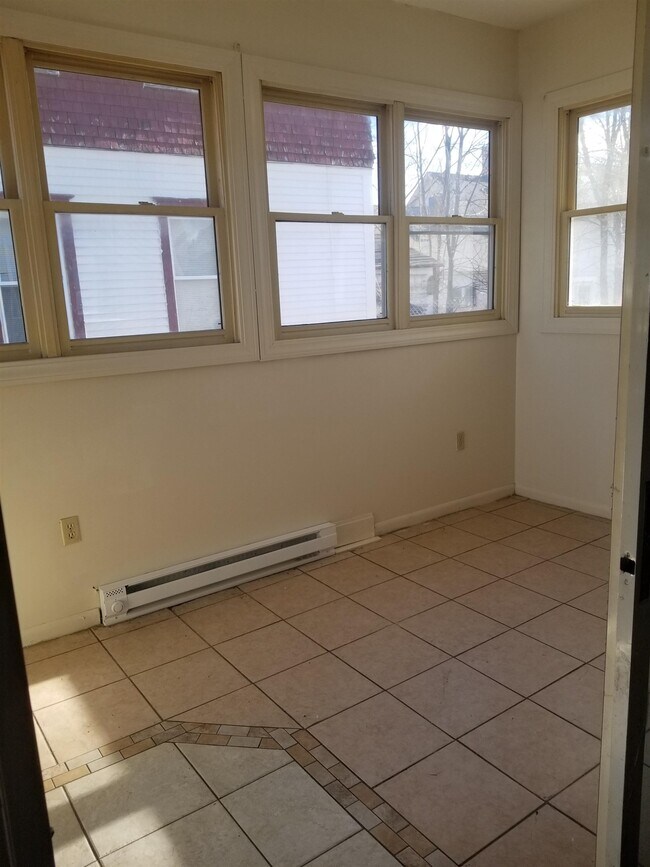 Building Photo - 86 Kinsley St