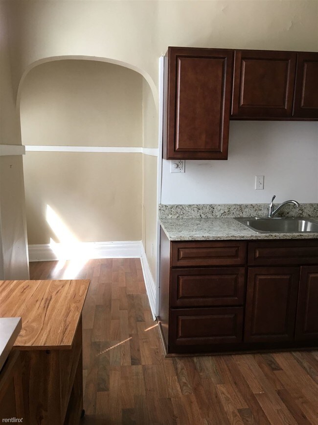 Building Photo - 2 br, 1 bath Duplex - 121 College Pl Duplex