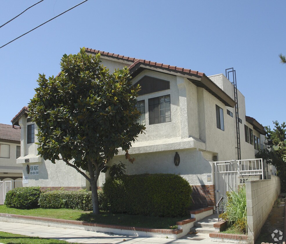 Building Photo - 225 S Del Mar Ave