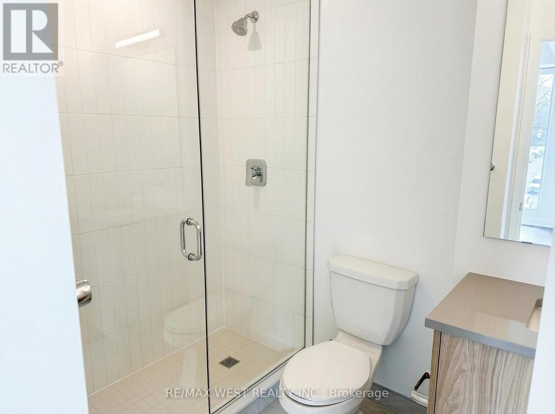 Building Photo - 1660 Bloor St W