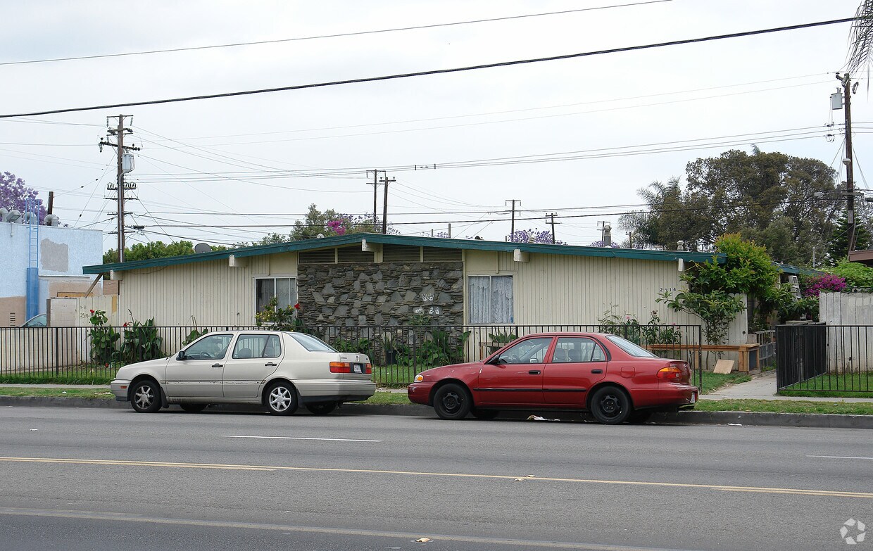 - 2514 W McFadden Ave