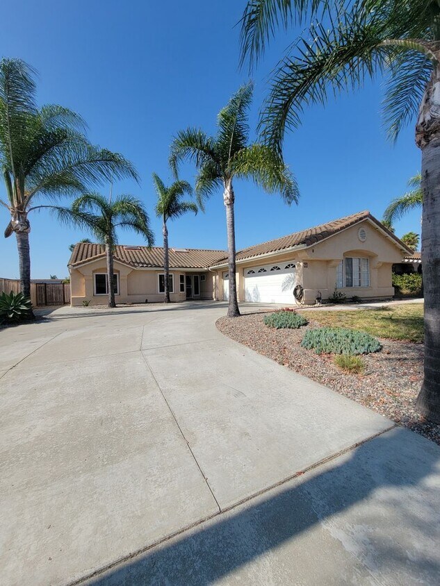 Foto principal - Beautiful 3 Bedroom, 2.5 Bathroom Home wit...