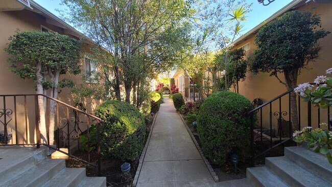 Building Photo - 2230 S Carmelina Ave