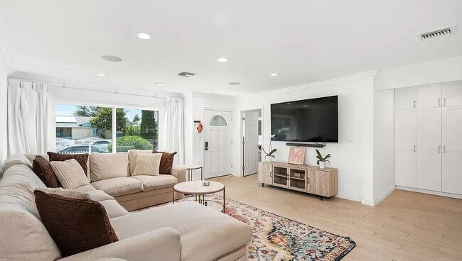 Building Photo - 4841 Tyrone Ave Sherman Oaks, CA 91423