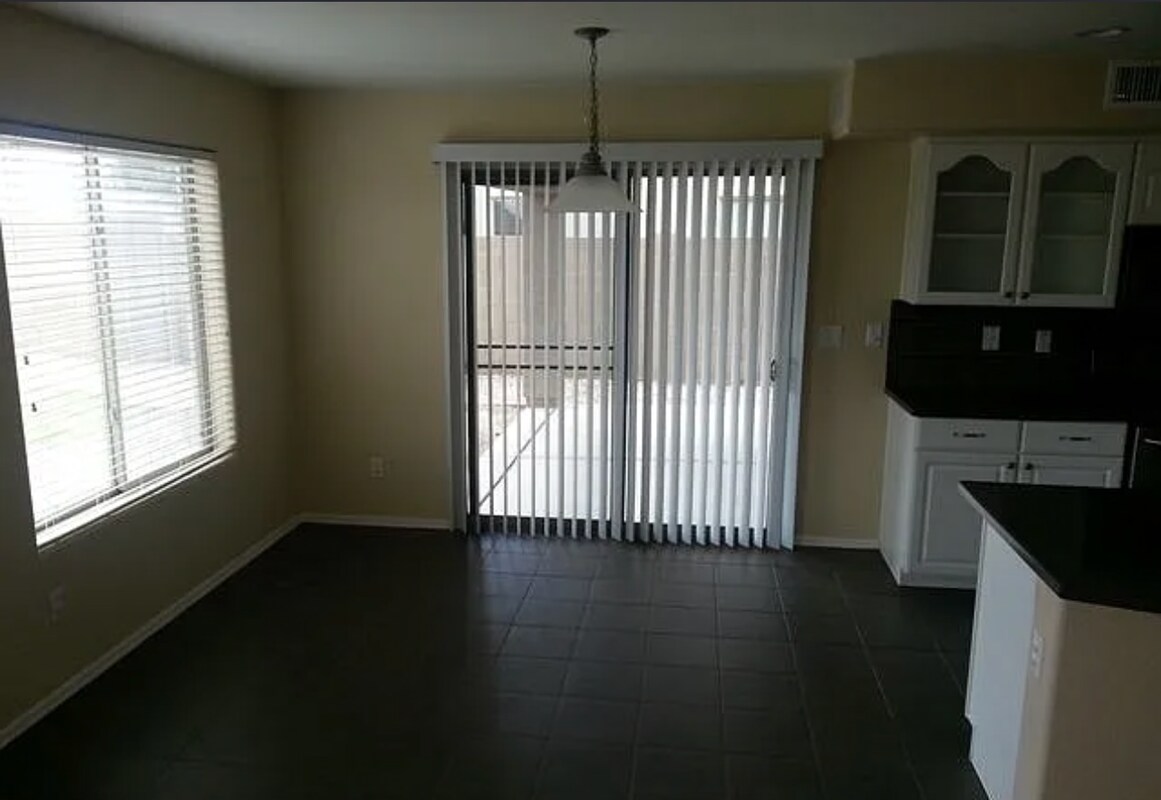 Foto del edificio - 25781 W Elizabeth Ave