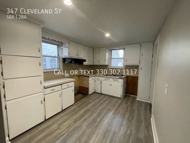 Building Photo - Five bedroom 1 1/2 bathroom home for rent