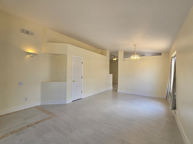 Building Photo - 7980 N Siskiyou Dr