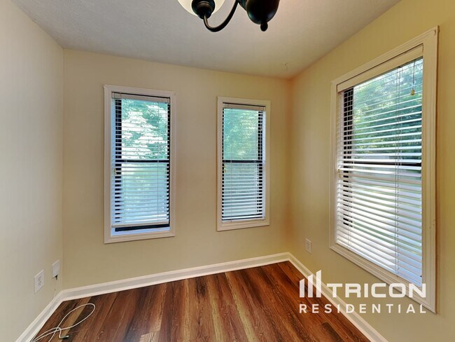 Foto del edificio - 136 Bramble Oak Dr