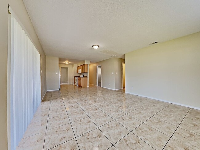 Building Photo - 99 Oaxaca Ln