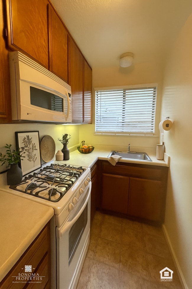 Foto del edificio - Spacious One Bedroom Lower Level Duplex