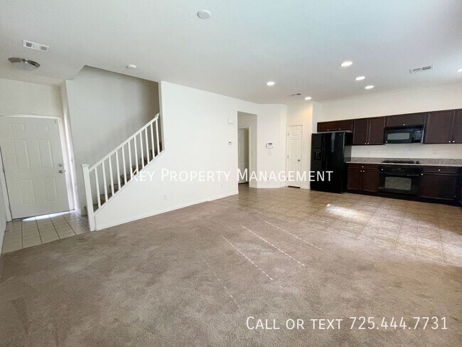 Foto del edificio - 2 STORY HOME W/ LOFT AND 3 BEDROOMS NEAR 2...