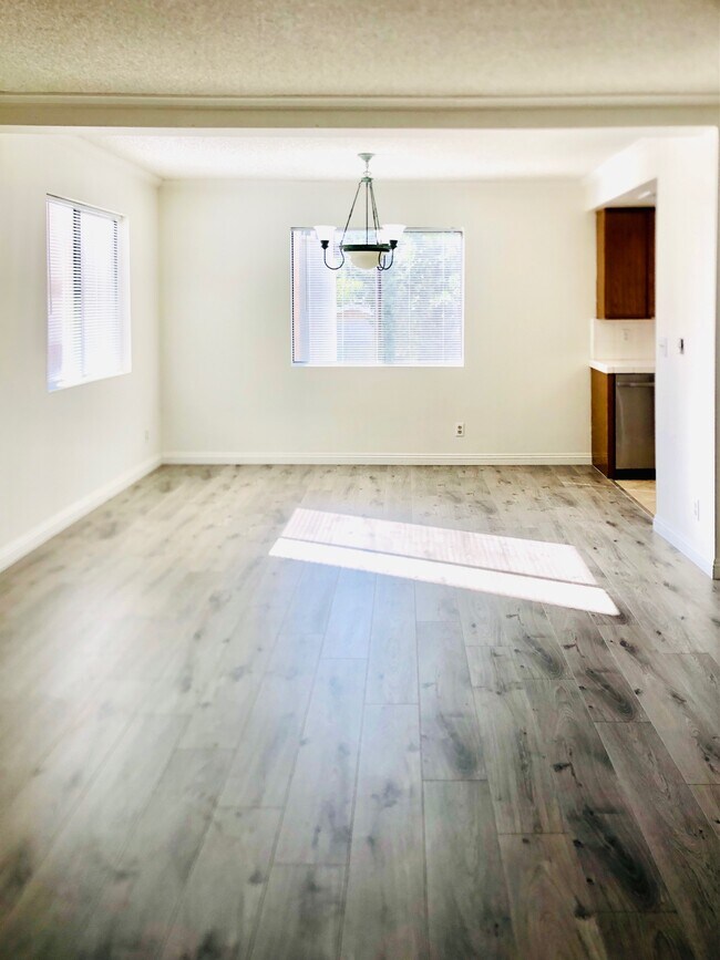 Dining area - 308 N Chester Ave