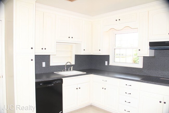 Building Photo - 4 br, 2.5 bath House - 11 Lois Lane