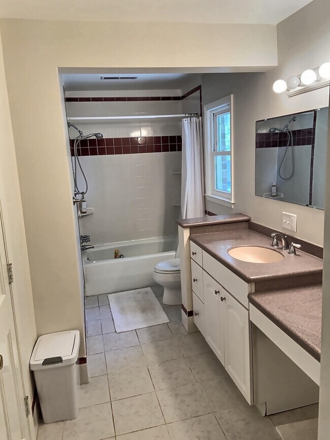 Ensuite Bathroom for Bedroom #1 - 11 N Hampton Dr