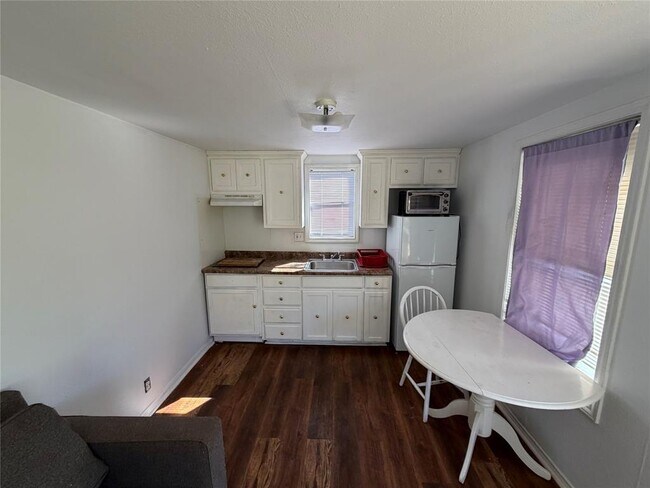 Foto del edificio - 2409 Sanders Ln