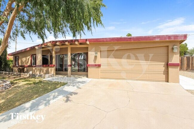 Building Photo - 2028 W Schell Dr