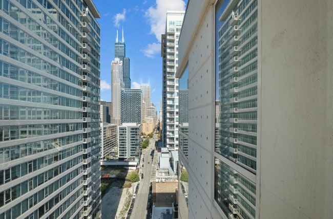 Building Photo - 611 S Wells St