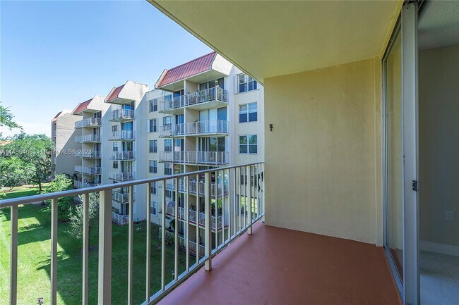 Building Photo - 13120 SW 92nd Ave