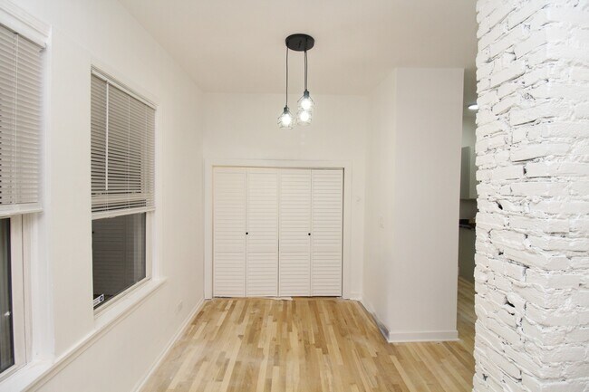 Foto del edificio - 2470 N Clybourn Ave