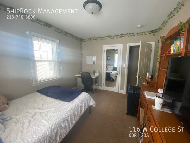 Foto del edificio - 116 W College St