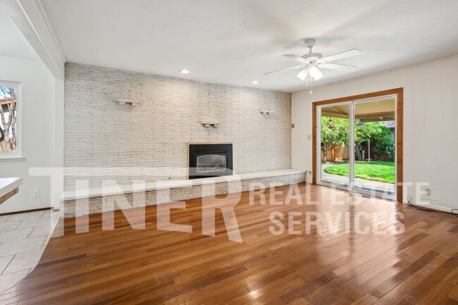 Building Photo - Rare 4 Bedroom Gem with pool in Lake Natom...