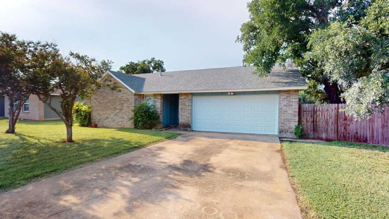 Primary Photo - Lovely Round Rock Home!
