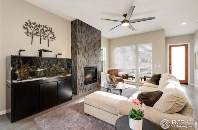 Foto del edificio - STUNNING 2 STORY SMART HOME IN LOUISVILLE