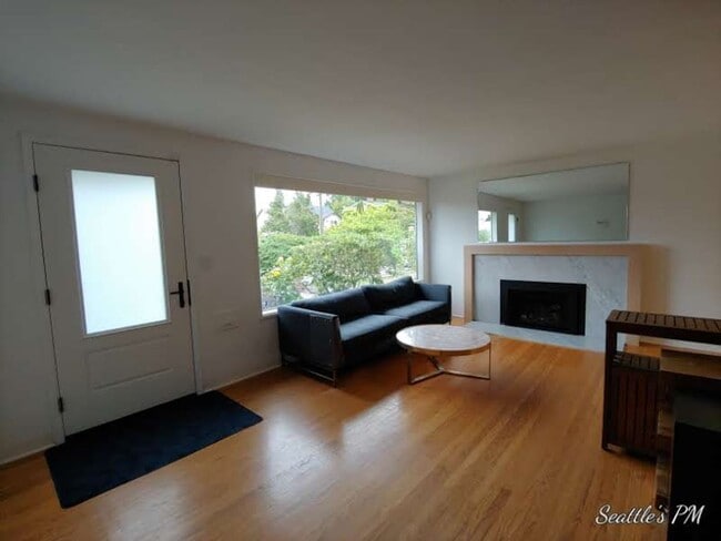 Building Photo - Beautifully Updated Magnolia House- 3 Bedr...