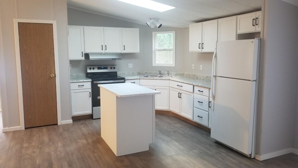 Foto del edificio - Three bedroom two bath home located on ove...